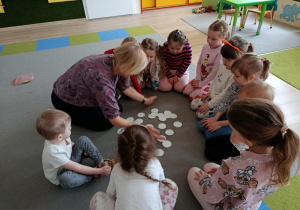 Dzieci i pani grają w grę.