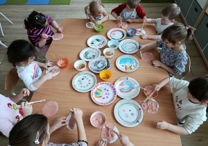 Dzieci formują z masy plastycznej.