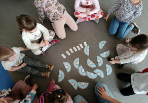 Dzieci grają w grę na dywanie.