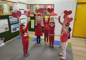 Dzieci tańczą z serduszkami.
