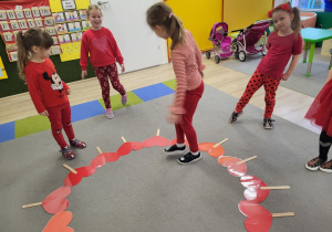 Dzieci tańczą między serduszkami.