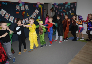 Dzieci prezentują swoje stroje.