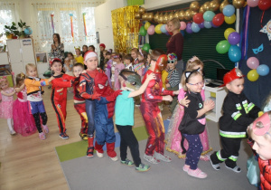 Dzieci prezentują swoje stroje.