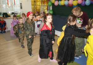 Dzieci prezentują swoje stroje.