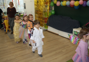 Dzieci prezentują swoje stroje.