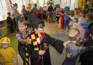 Dzieci prezentują swoje stroje.