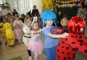 Dzieci prezentują swoje stroje.