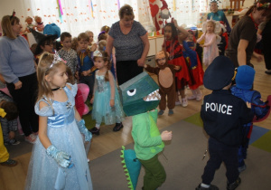 Dzieci prezentują swoje stroje.