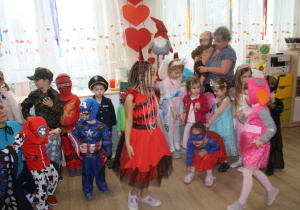 Dzieci prezentują swoje stroje.