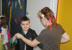 Nauczycielka tańczy z dzieckiem.