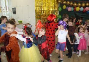 Dzieci tańczą - pociąg.