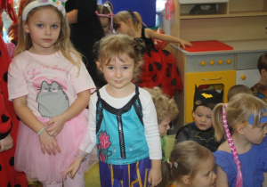 Dzieci prezentują swoje stroje.