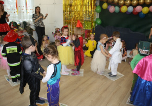 Konkurs, taniec na gazecie.