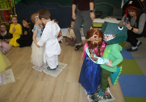 Konkurs, taniec na gazecie.