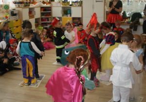 Konkurs, taniec na gazecie.