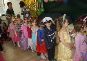 Dzieci tańczą..