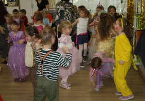 Dzieci tańczą.