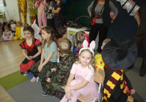 Konkurs, znikające krzesła.