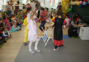 Konkurs, znikające krzesła.