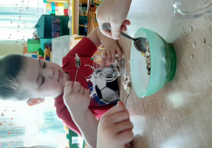 Chłopiec sypie owsiankę.
