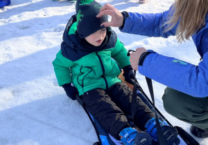 Chłopiec na sankach.