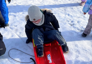 Chłopiec na sankach.
