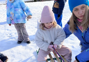 Dziewczynka na sankach.