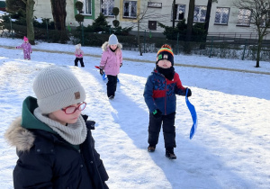 Dzieci na śniegu.