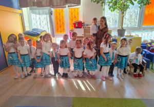 Dzieci czekają na występ.