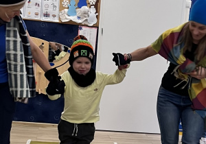 Dziecko jedzie po folii.