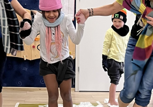 Dziecko jedzie po folii.