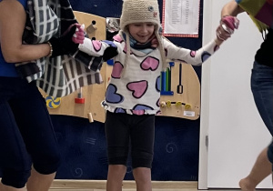 Dziecko jedzie po folii.