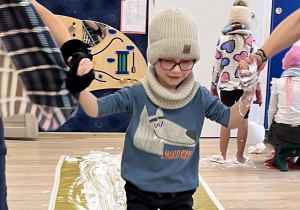 Dziecko jedzie po folii.