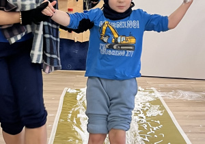 Dziecko jedzie po folii.