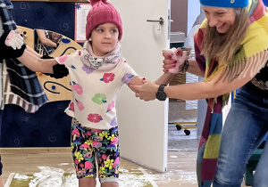 Dziecko jedzie po folii.