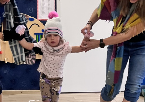 Dziecko jedzie po folii.