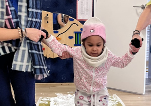 Dziecko jedzie po folii.