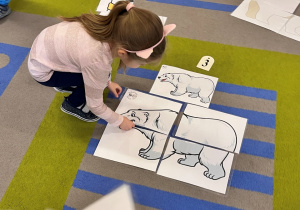 Dzieci układają puzzle.