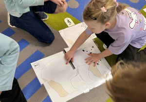 Dzieci układają puzzle.