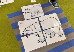 Dzieci układają puzzle.