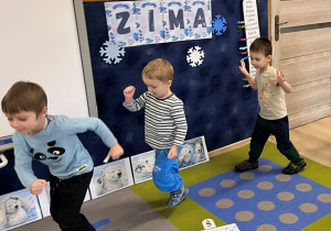 Dzieci naśladują ruchy niedźwiedzia.