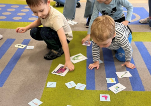 Dzieci segregują przybory do mycia.