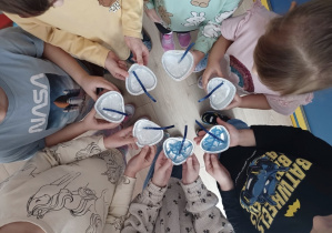 Dzieci z foremnkami z wodą.