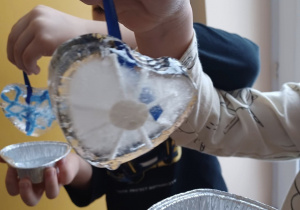 Dzieci prezentują lodowe mandale.