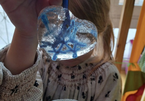 Dzieci prezentują lodowe mandale.