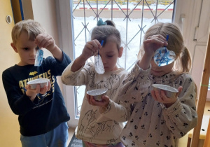 Dzieci prezentują lodowe mandale.