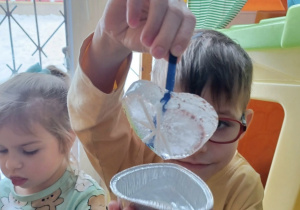 Dzieci prezentują lodowe mandale.