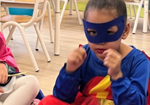 Dziecko w przebraniu.