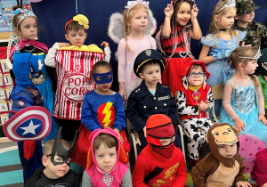 Dzieci w strojach karnawałowych.