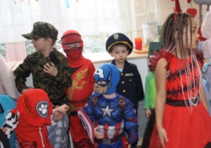 Dzieci w strojach karnawałowych.